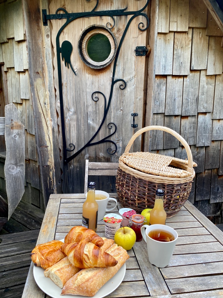 Panier petit-déjeuner sur la terrasse d'une cabane du domaine La Batelière sur Loire situé en Touraine