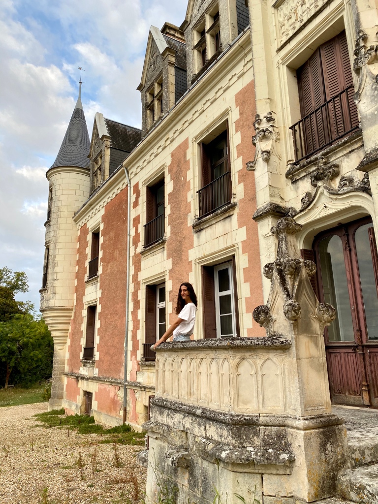 Emmy Alexandre devant l'entrée de la chambre d'hôtes et Château du Rys en Touraine