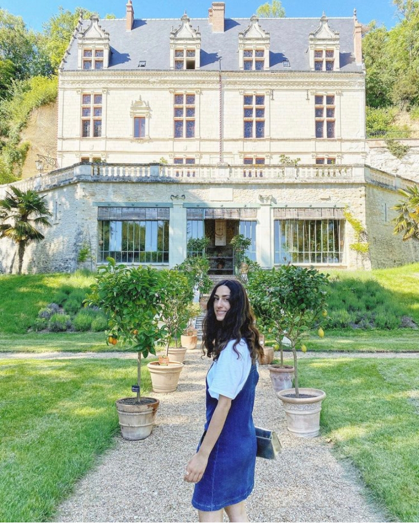 Emmy Alexandre devant une allée d'arbres agrumes menant au château Gaillard à Amboise