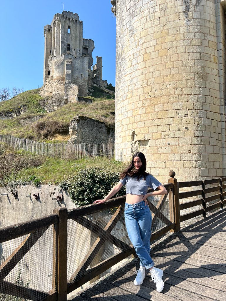Jeune femme sur le pont-levis du château de Lavardin 