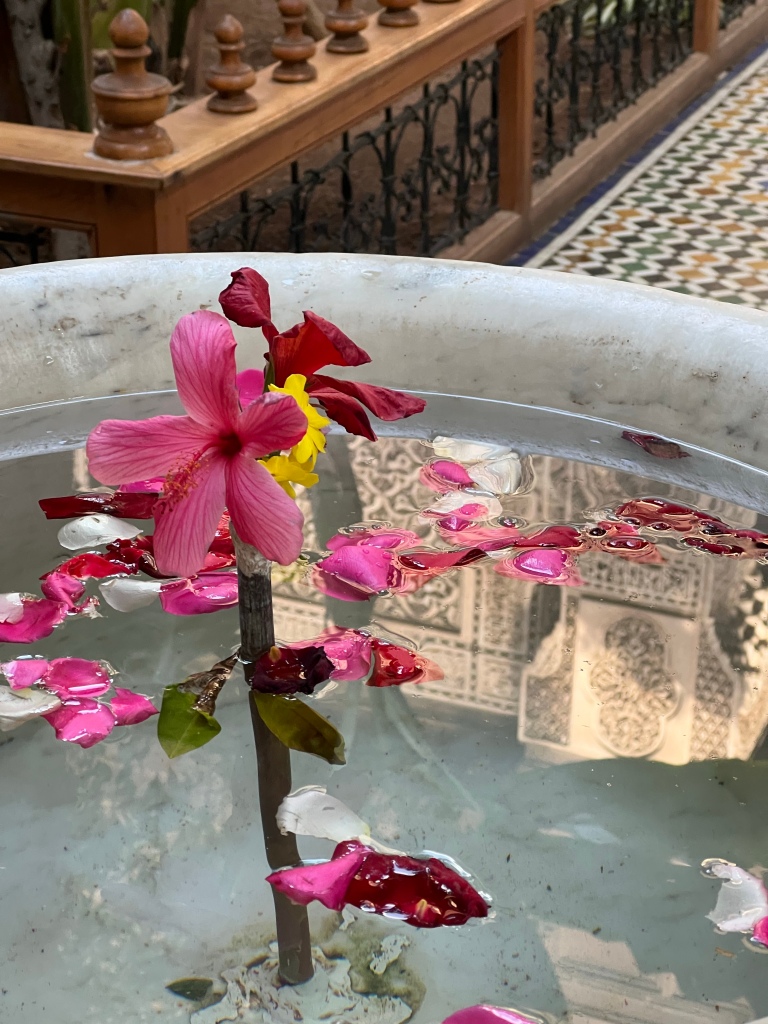 Fontaine décorée de fleurs à Marrakech